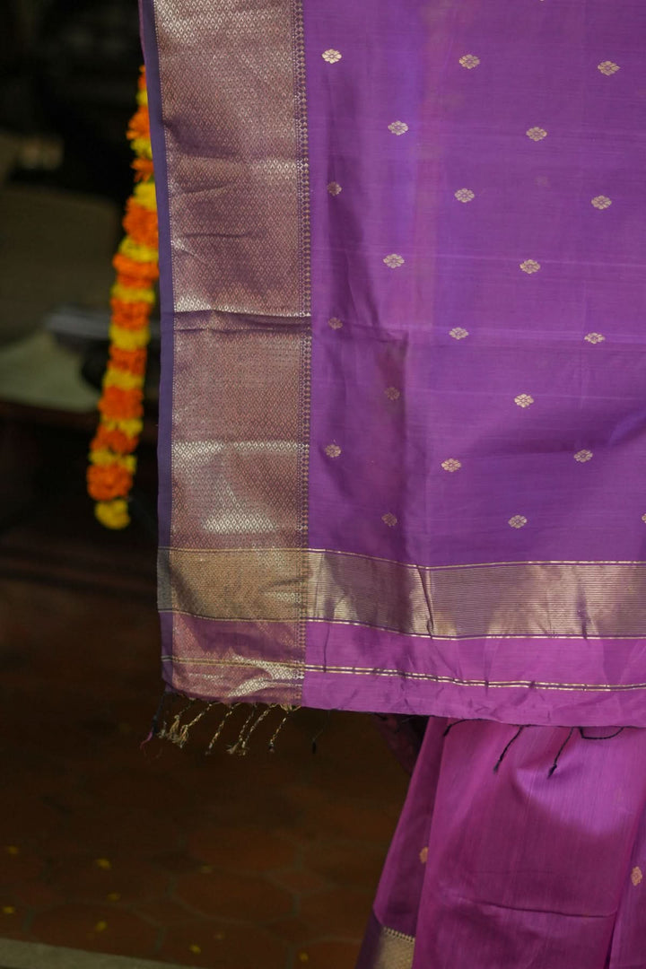 Handwoven Maheshwari Silk Cotton Saree in Lilac with zari borders