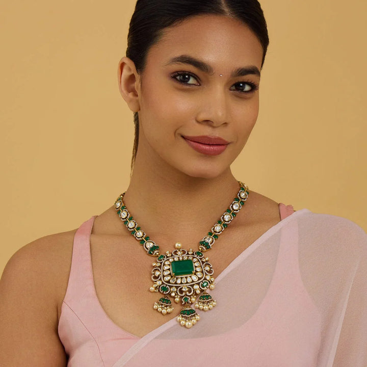 Elegant Victorian-Inspired Kundan Necklace with Green Stones and Pearls Detailing