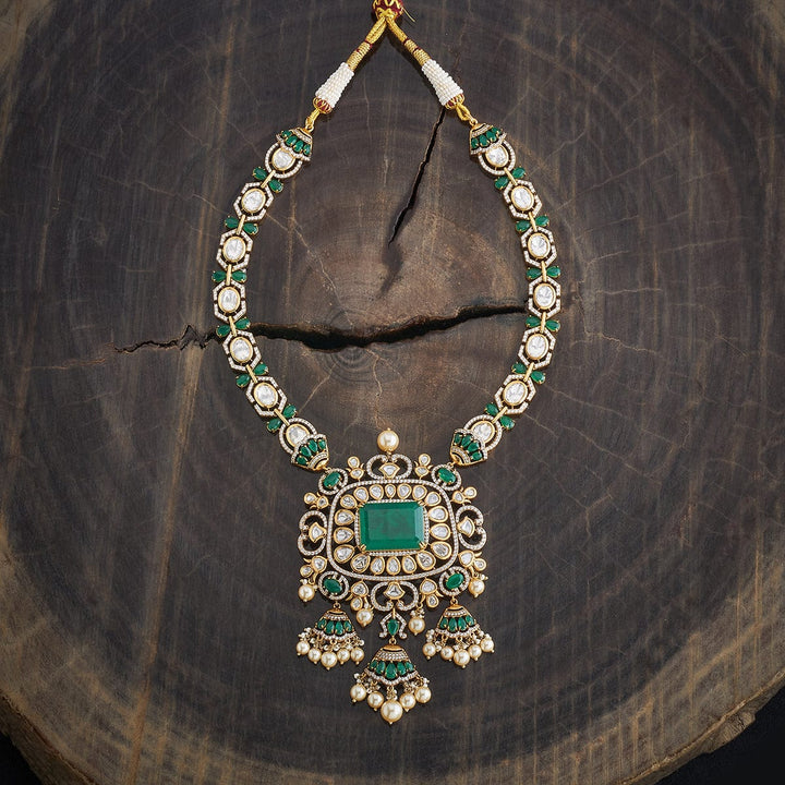 Elegant Victorian-Inspired Kundan Necklace with Green Stones and Pearls Detailing