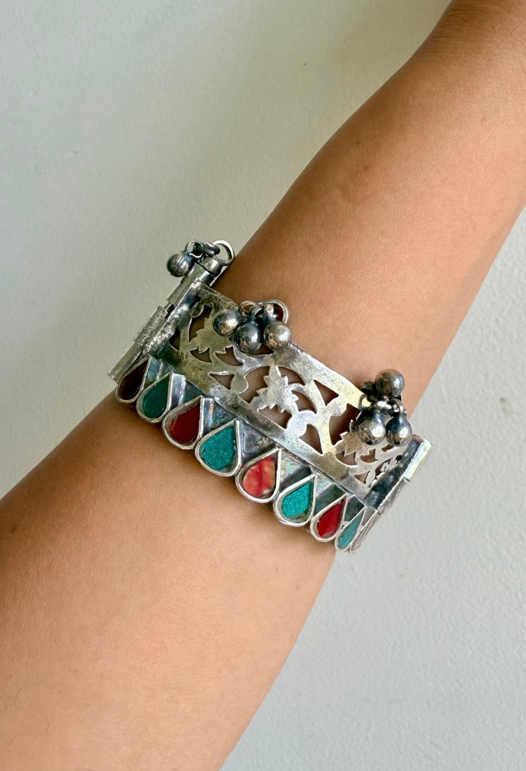 Turqoise and Red Glass Bangle with Stones & Pearls – Antique Silver Polish | SHOBITAM