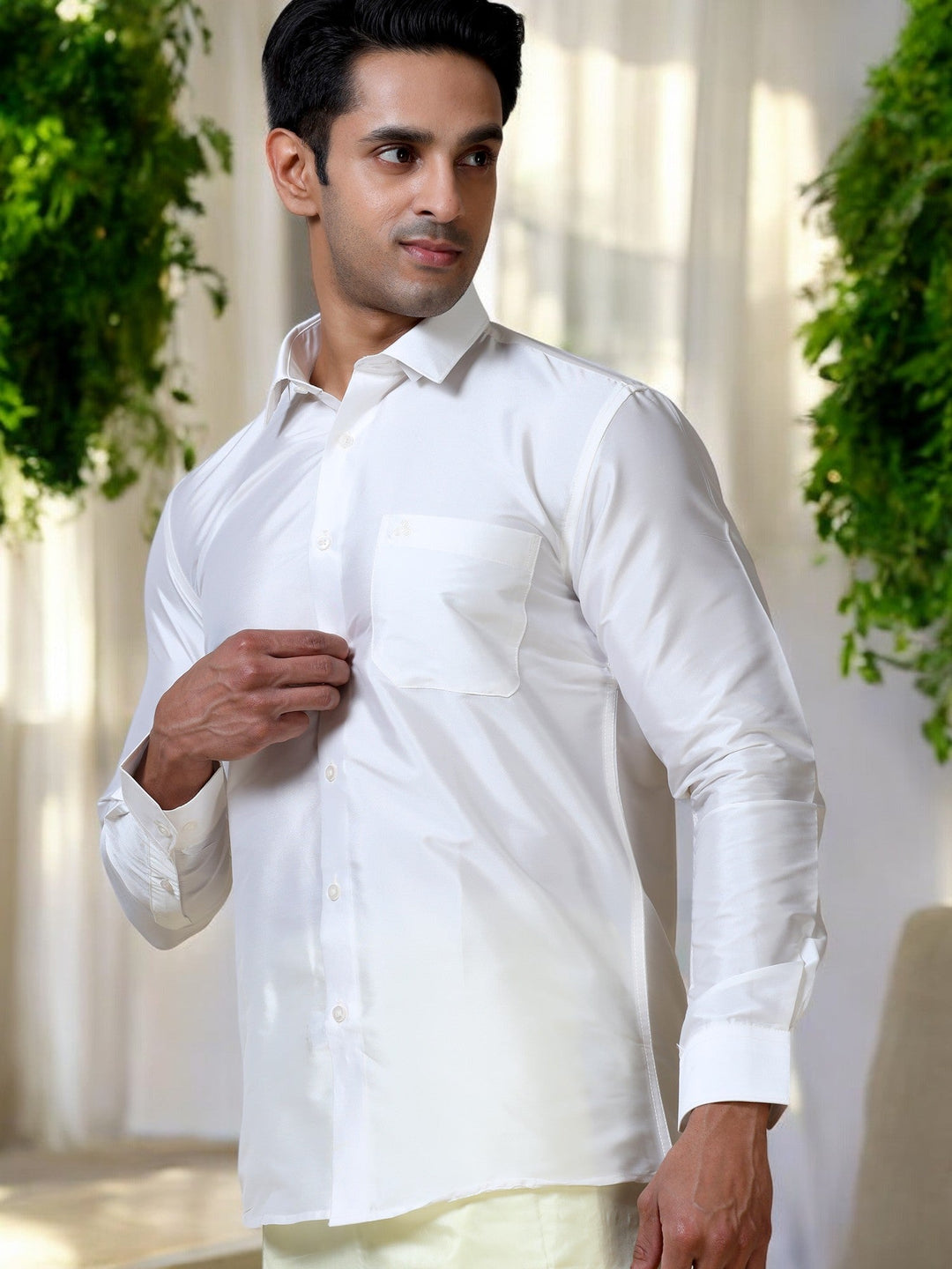 Men Slim Fit Solid Cut Away Collar Casual Shirt
