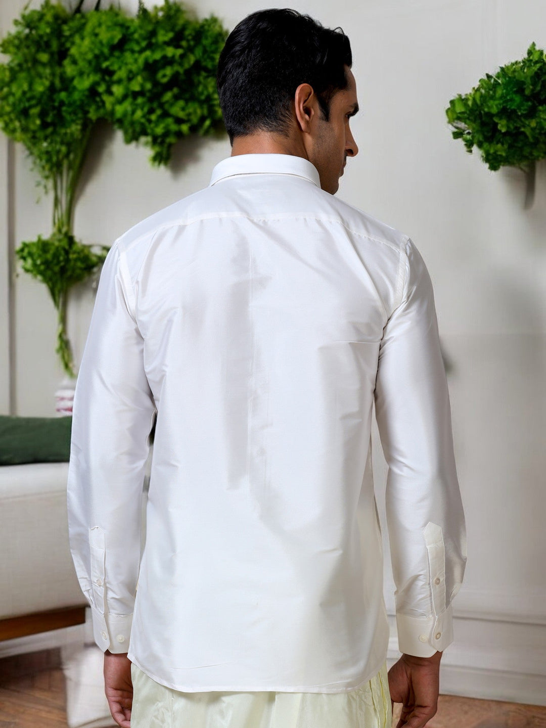 Men Slim Fit Solid Cut Away Collar Casual Shirt