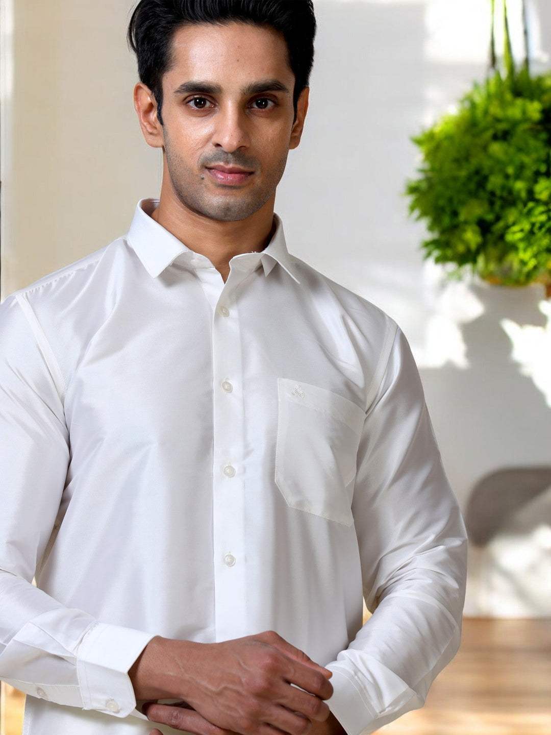 Men Slim Fit Solid Cut Away Collar Casual Shirt