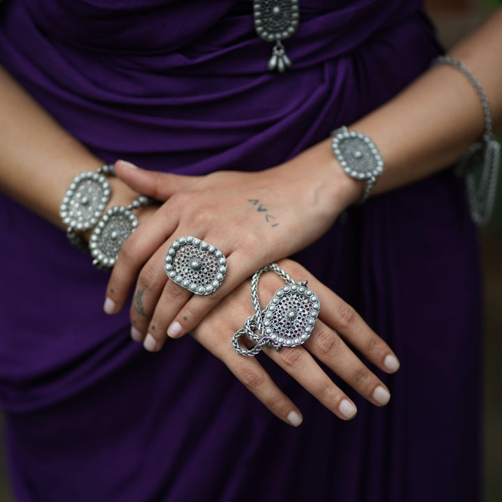 Jalakriti Chain Ring | SHOBITAM