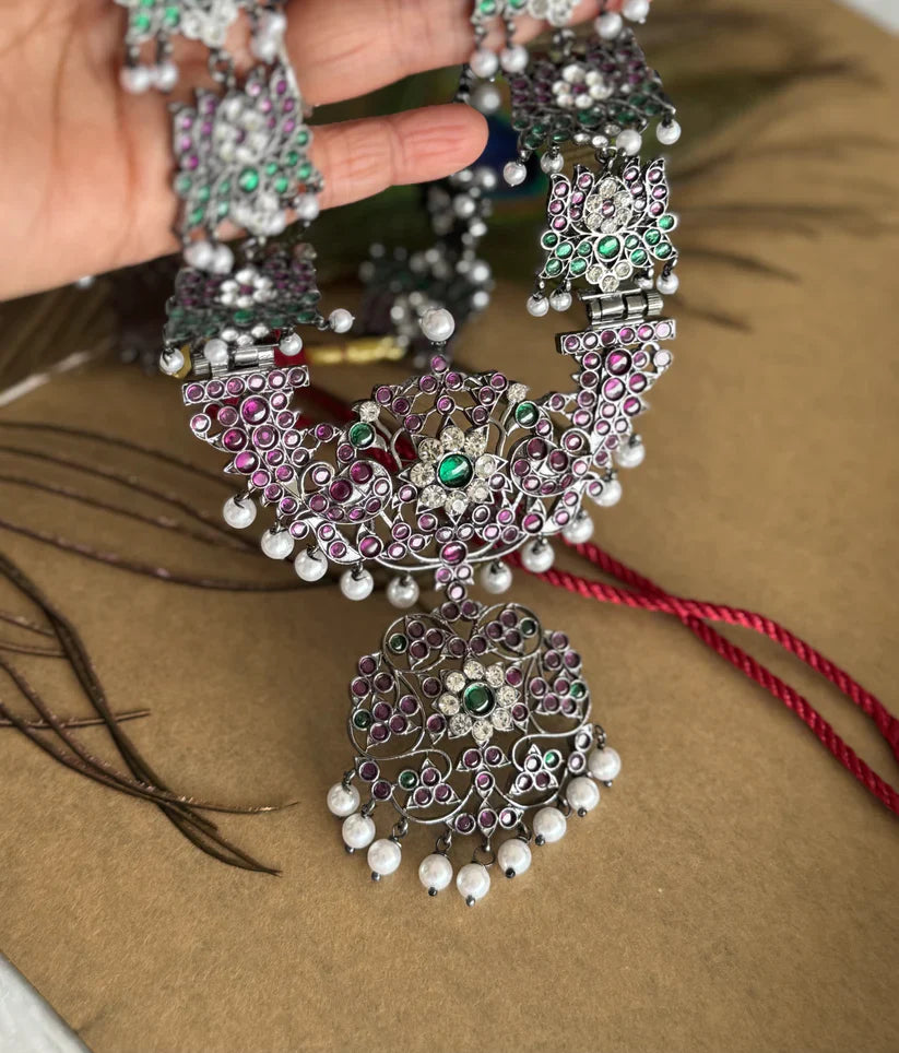 Black finish precious kemp-green pearl Lotus haar | SHOBITAM