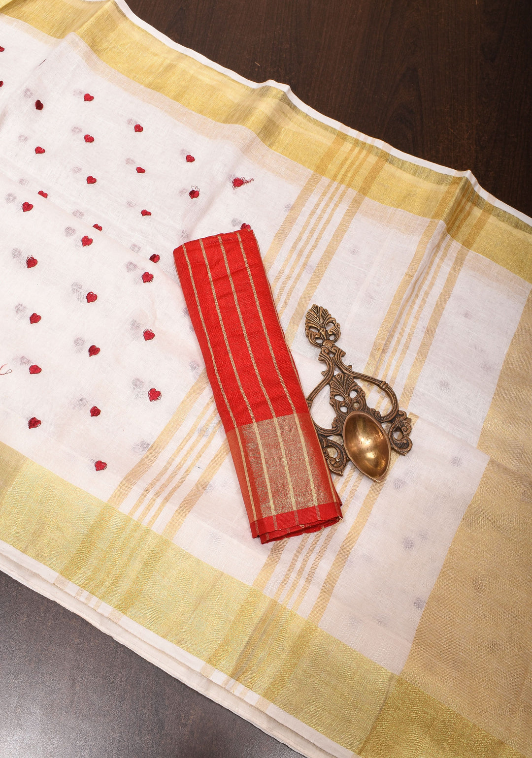 Vidya Balan Shobitam Exclusive Celebrity Loving Hearts Embroidered White Pure Linen Saree