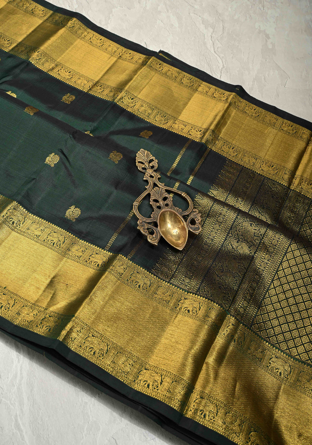 Dark Green Dual Tone Pure Kanjivaram Silk Saree with Peacock Buttas and Zari Borders| SILK MARK CERTIFIED