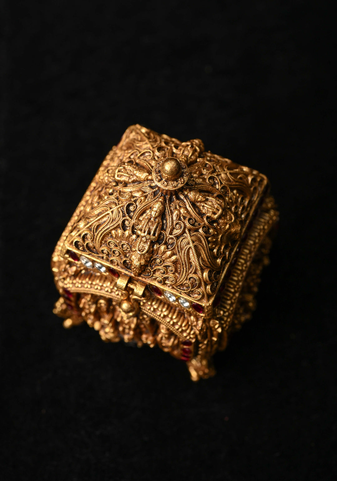 92.5 Pure Silver, 24 kt Gold Plated Luxurious Ram Darbar Carving Kum Kum Box