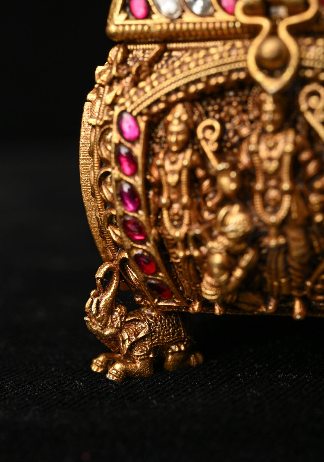 92.5 Pure Silver, 24 kt Gold Plated Luxurious Ram Darbar Carving Kum Kum Box
