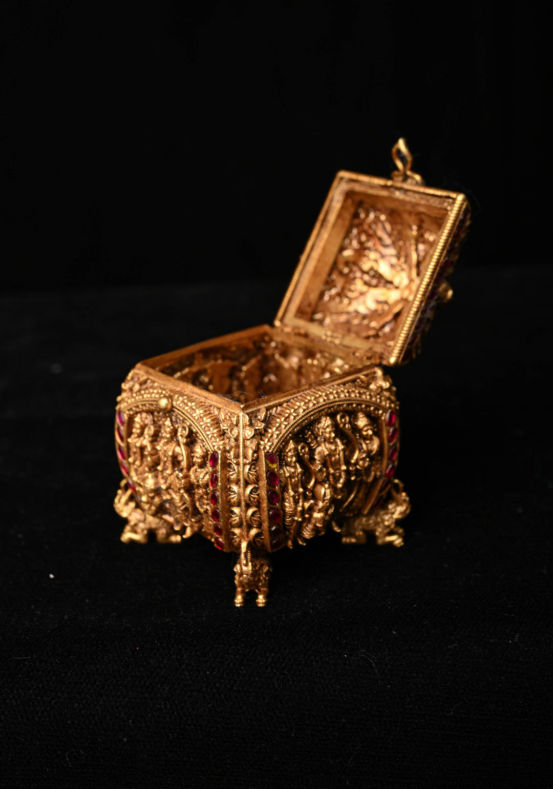 92.5 Pure Silver, 24 kt Gold Plated Luxurious Ram Darbar Carving Kum Kum Box
