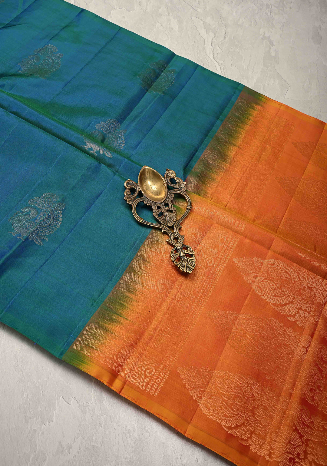 Peacock Blue Dual tone Borderless Kanjivaram Soft Silk Saree with Peacock Motifs  and Contrast Pallu | SILK MARK CERTIFIED