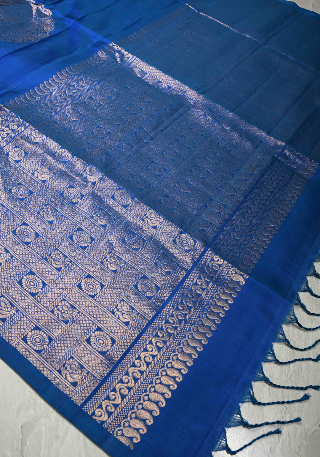 Royal Blue Borderless Dual tone Kanjivaram Soft Silk Saree with Peacock Motifs | SILK MARK CERTIFIED
