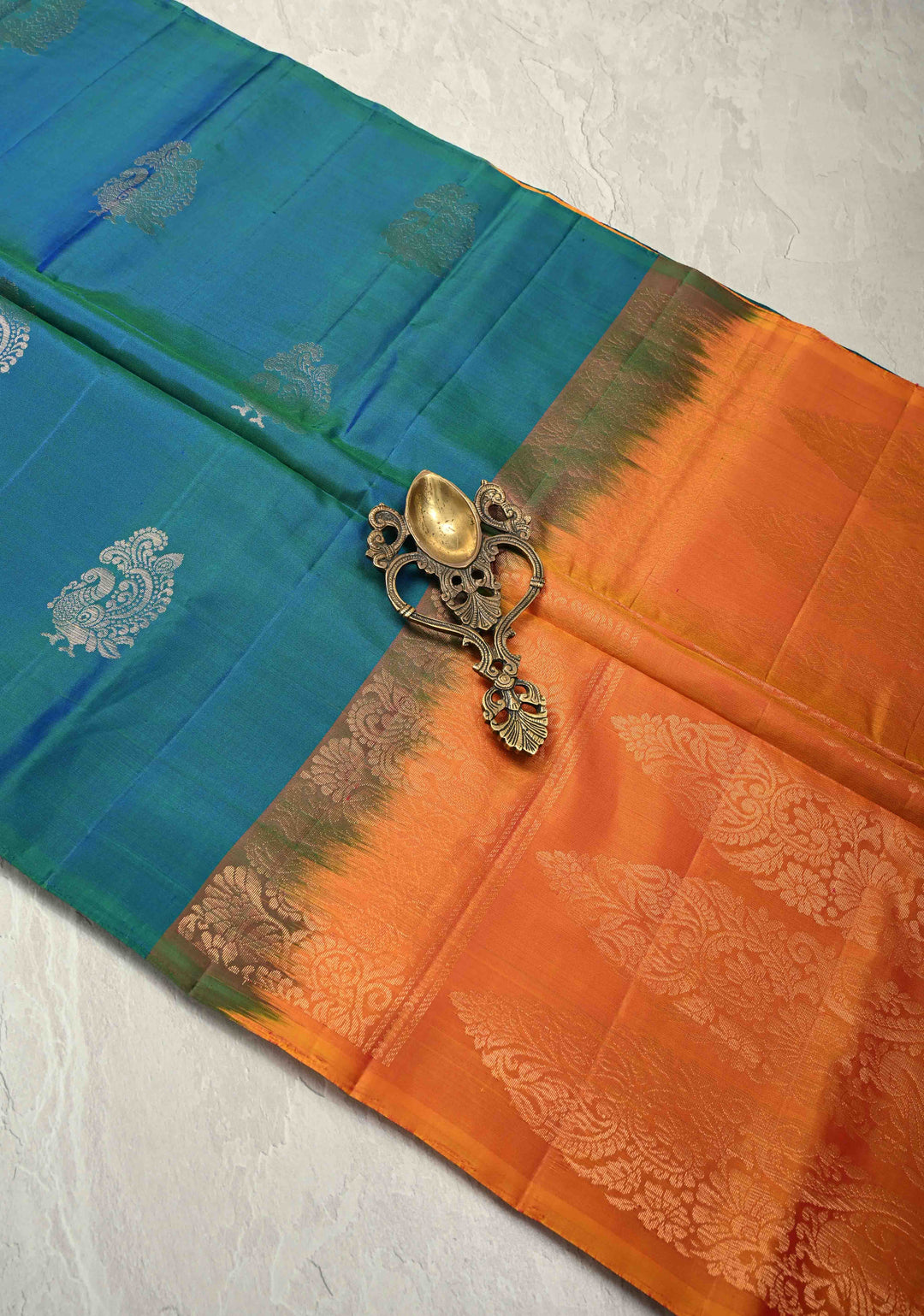 Peacock Blue Dual tone Borderless Kanjivaram Soft Silk Saree with Peacock Buttas and Contrast Pallu | SILK MARK CERTIFIED | SHOBITAM