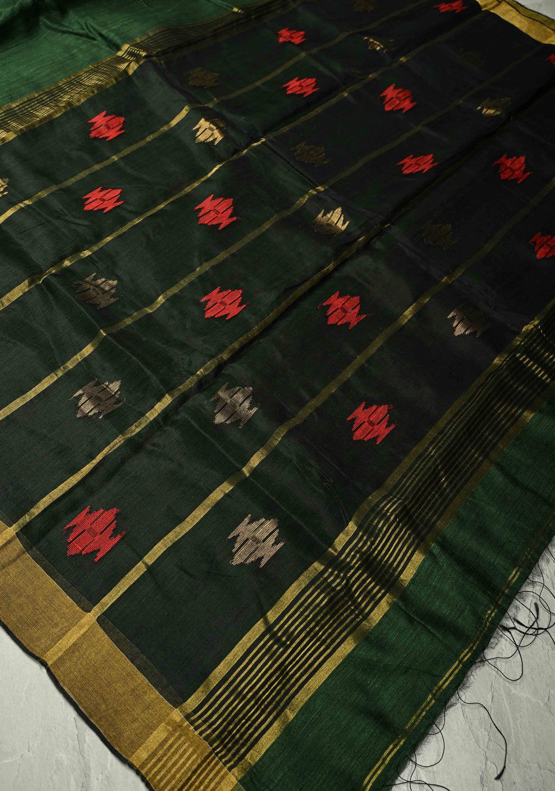 Green Gold Handloom Matka Silk Jamdani Saree with blouse Piece