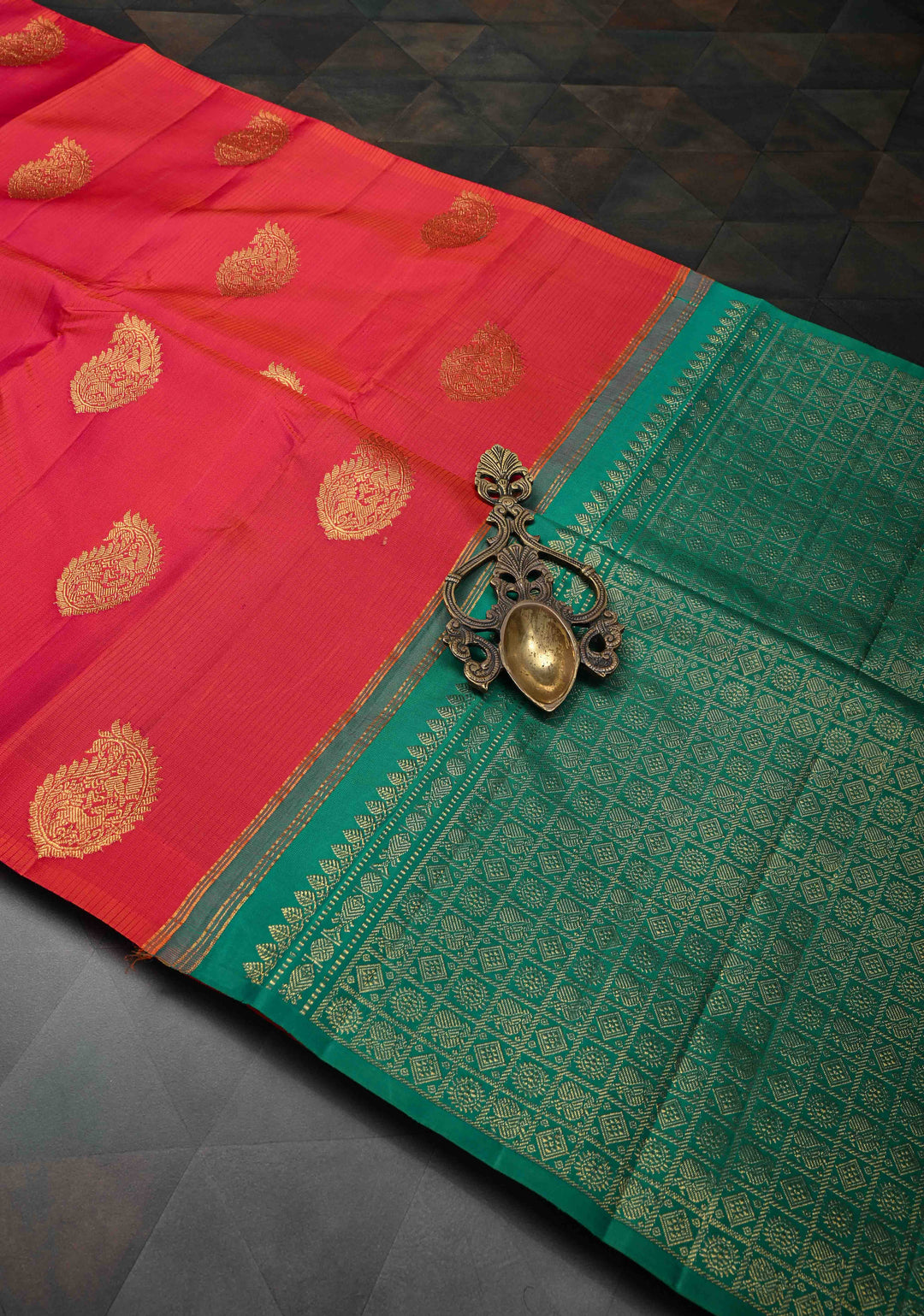 Borderless Pink Dual tone Kanjivaram Pure Silk Saree with Vertical Stripes and Paisley Buttas | SILK MARK CERTIFIED