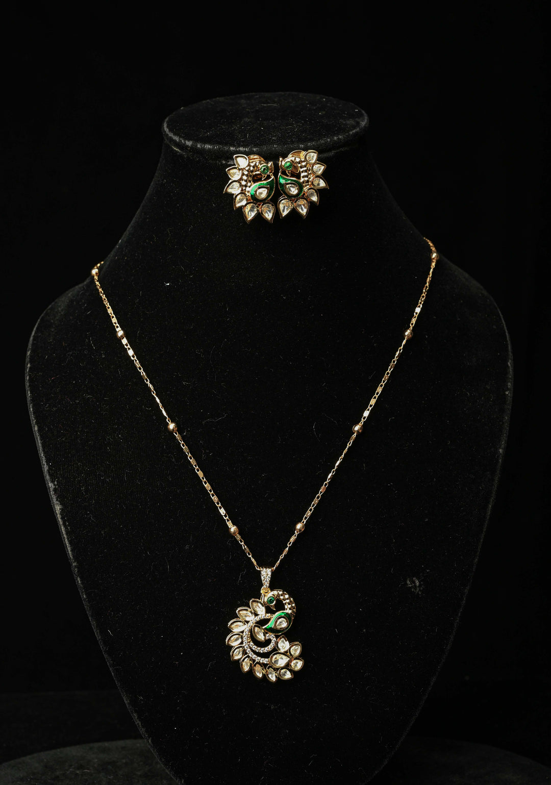 Regal Mor Pendant Set