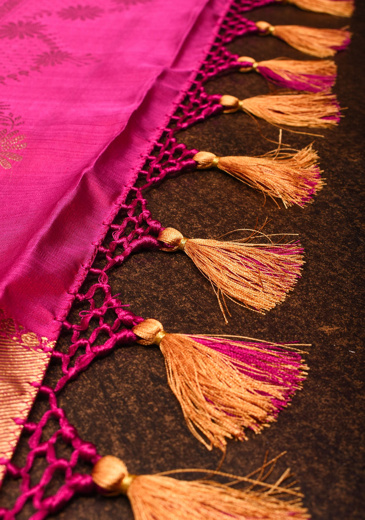 Exquisite Kanjivaram Silk Saree in Green Red  Dual Tone with Grand Pallu   | SILK MARK CERTIFIED