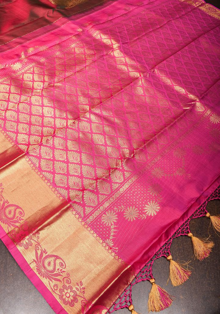 Exquisite Kanjivaram Silk Saree in Green Red  Dual Tone with Grand Pallu   | SILK MARK CERTIFIED