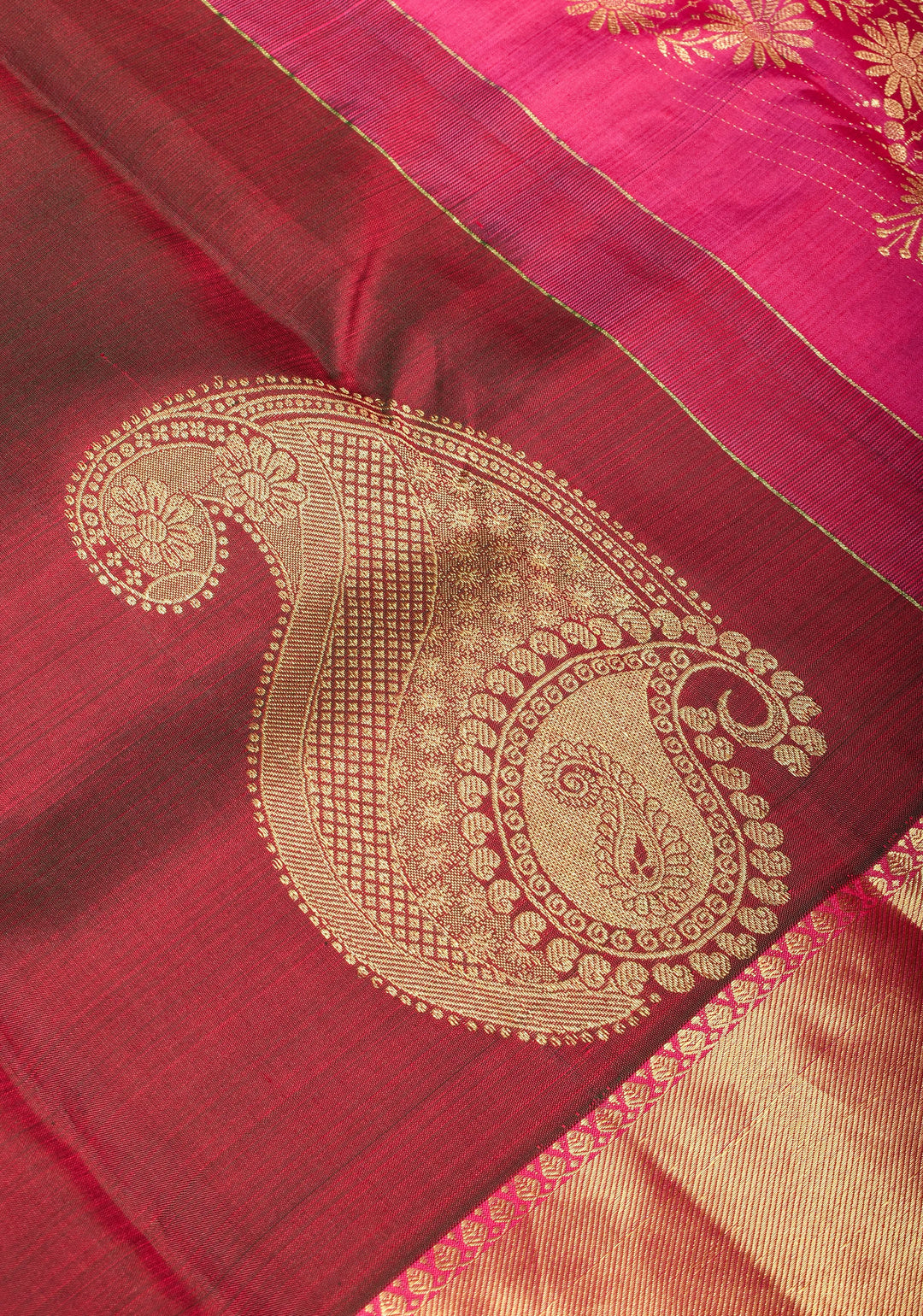 Exquisite Kanjivaram Silk Saree in Green Red  Dual Tone with Grand Pallu   | SILK MARK CERTIFIED