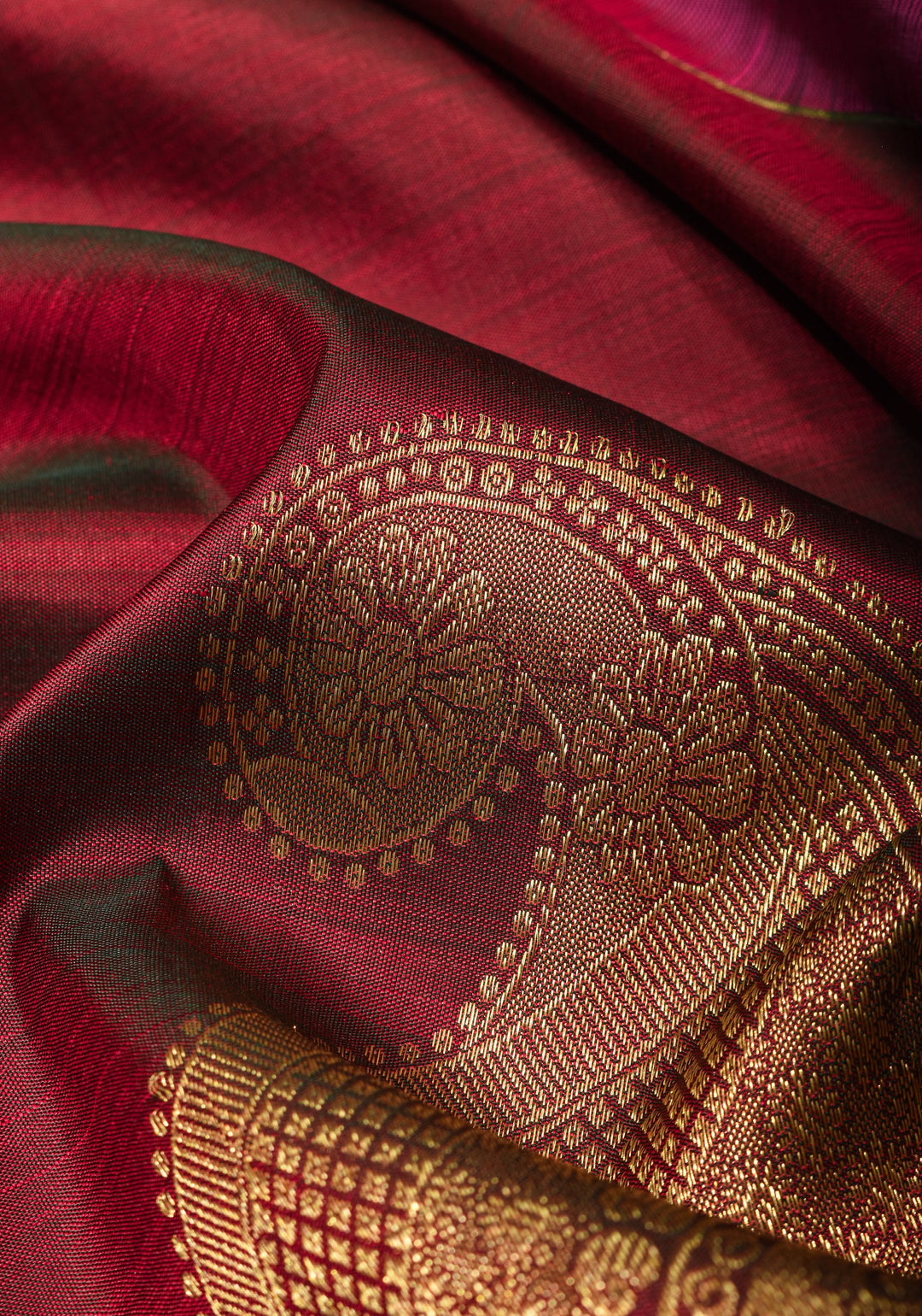 Exquisite Kanjivaram Silk Saree in Green Red  Dual Tone with Grand Pallu   | SILK MARK CERTIFIED