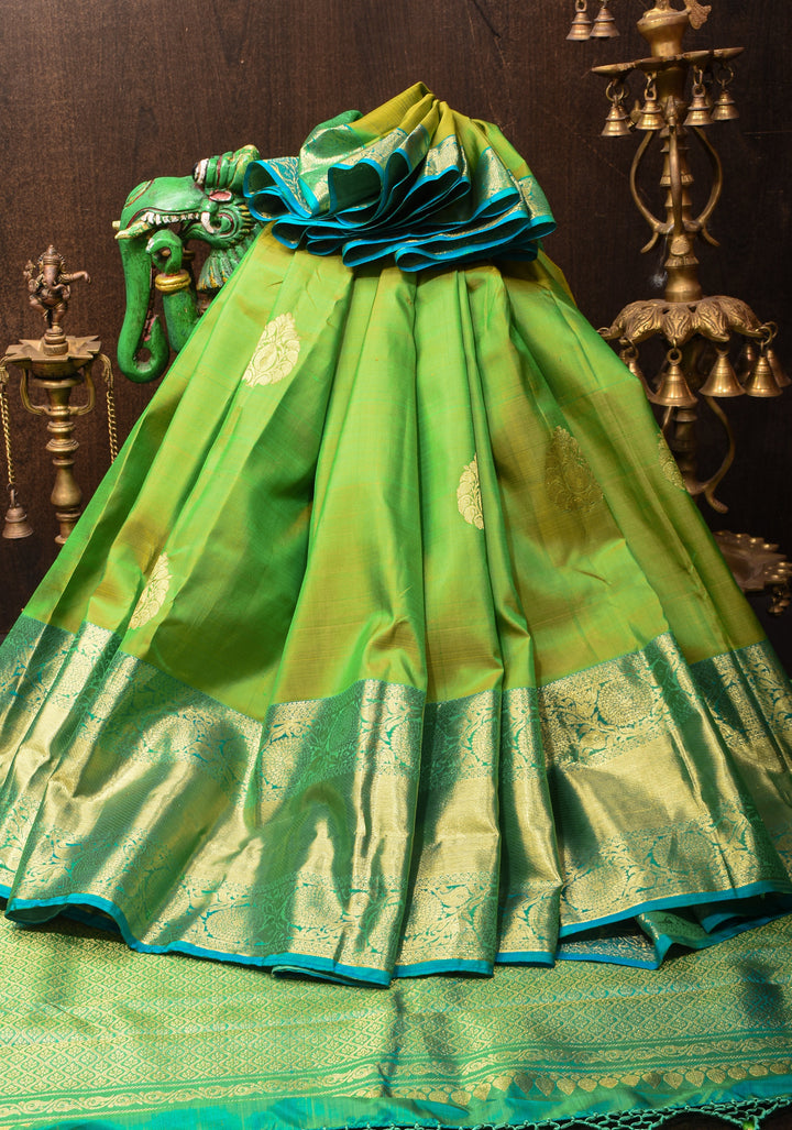 Green Dual Tone pure Kanjivaram Silk Saree with Damask Motifs and Zari Border | SILK MARK CERTIFIED