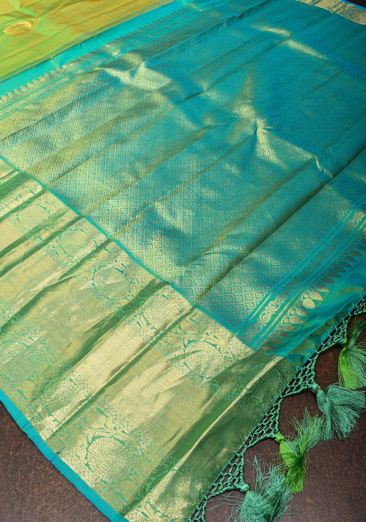 Green Dual Tone pure Kanjivaram Silk Saree with Damask Motifs and Zari Border | SILK MARK CERTIFIED