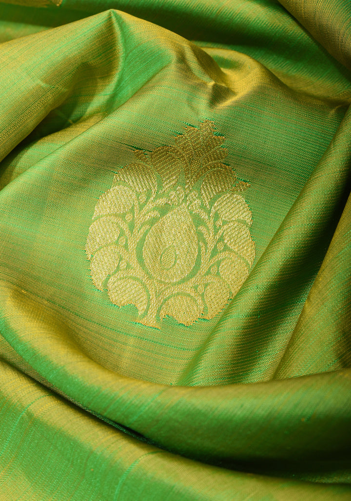 Green Dual Tone pure Kanjivaram Silk Saree with Damask Motifs and Zari Border | SILK MARK CERTIFIED