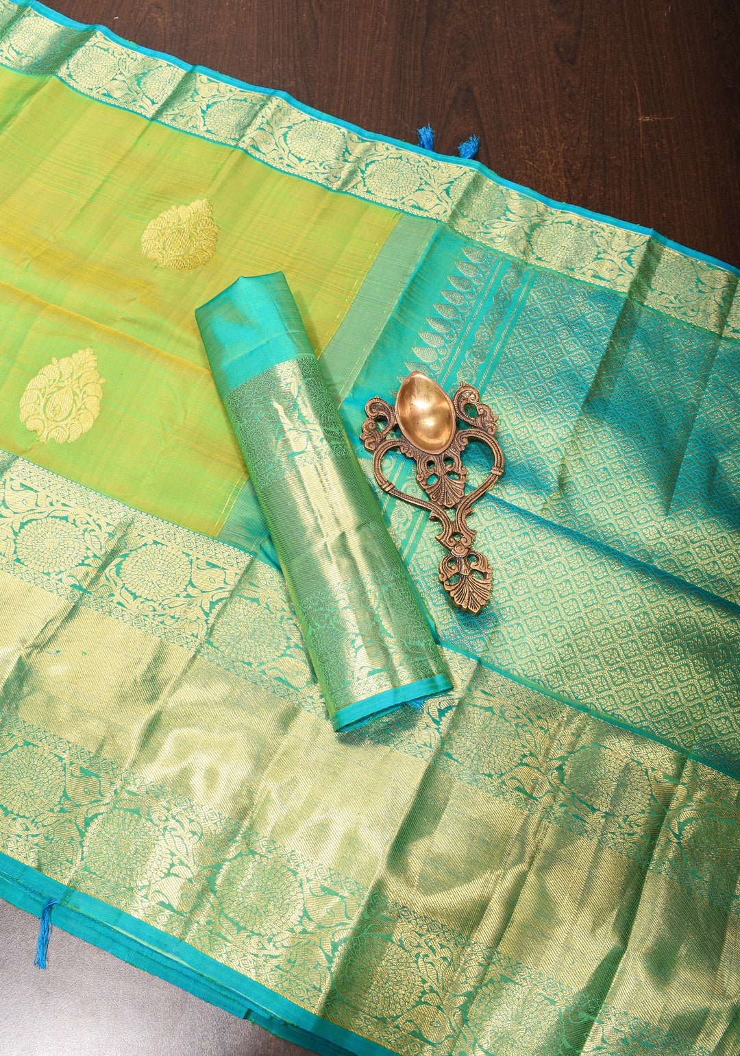 Green Dual Tone pure Kanjivaram Silk Saree with Damask Motifs and Zari Border | SILK MARK CERTIFIED