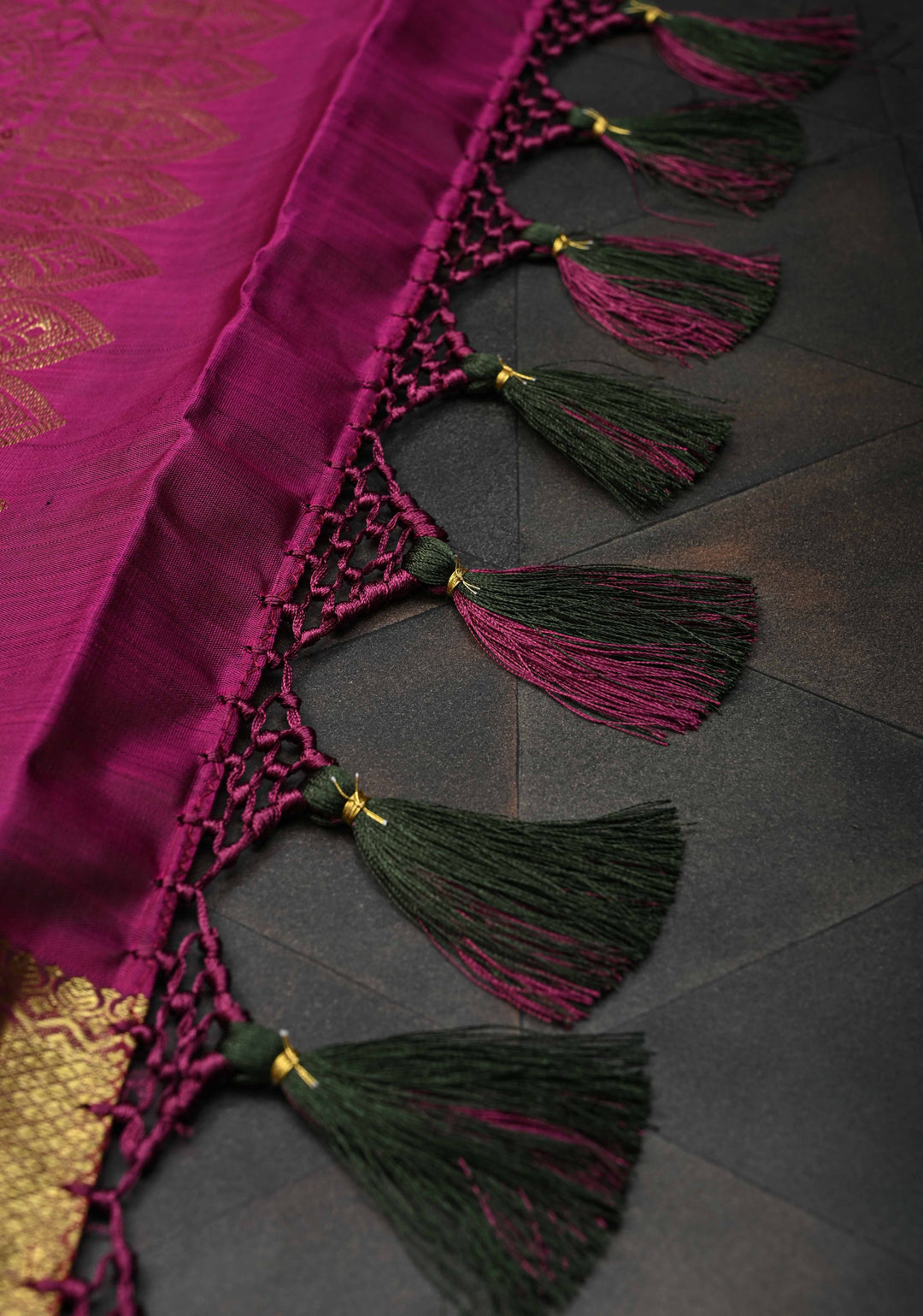 Deep Green Kanjivaram Silk Saree with Paisley Motifs And Contrast Zari Border | SILK MARK CERTIFIED
