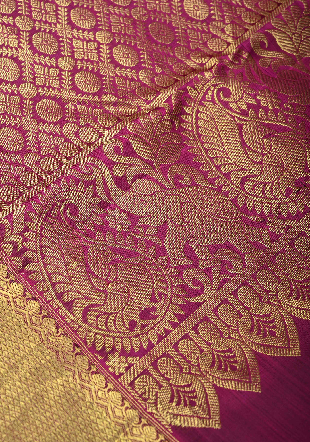 Deep Green Kanjivaram Silk Saree with Paisley Motifs And Contrast Zari Border | SILK MARK CERTIFIED