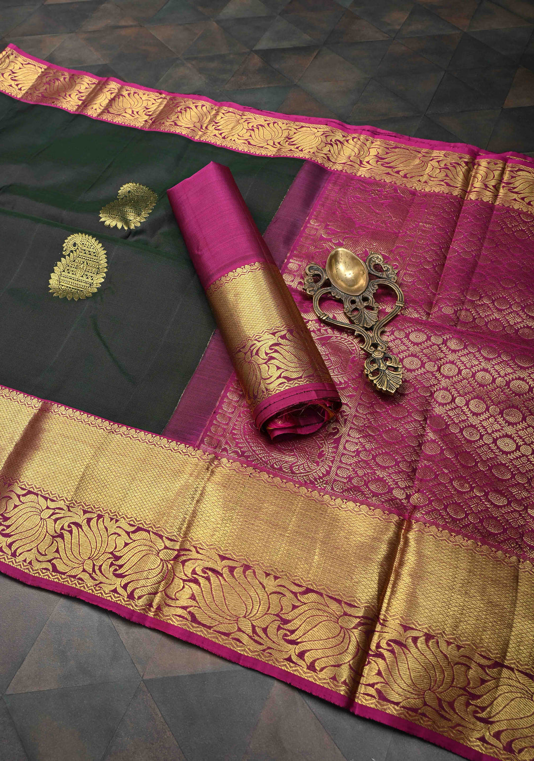 Deep Green Kanjivaram Silk Saree with Paisley Motifs And Contrast Zari Border | SILK MARK CERTIFIED