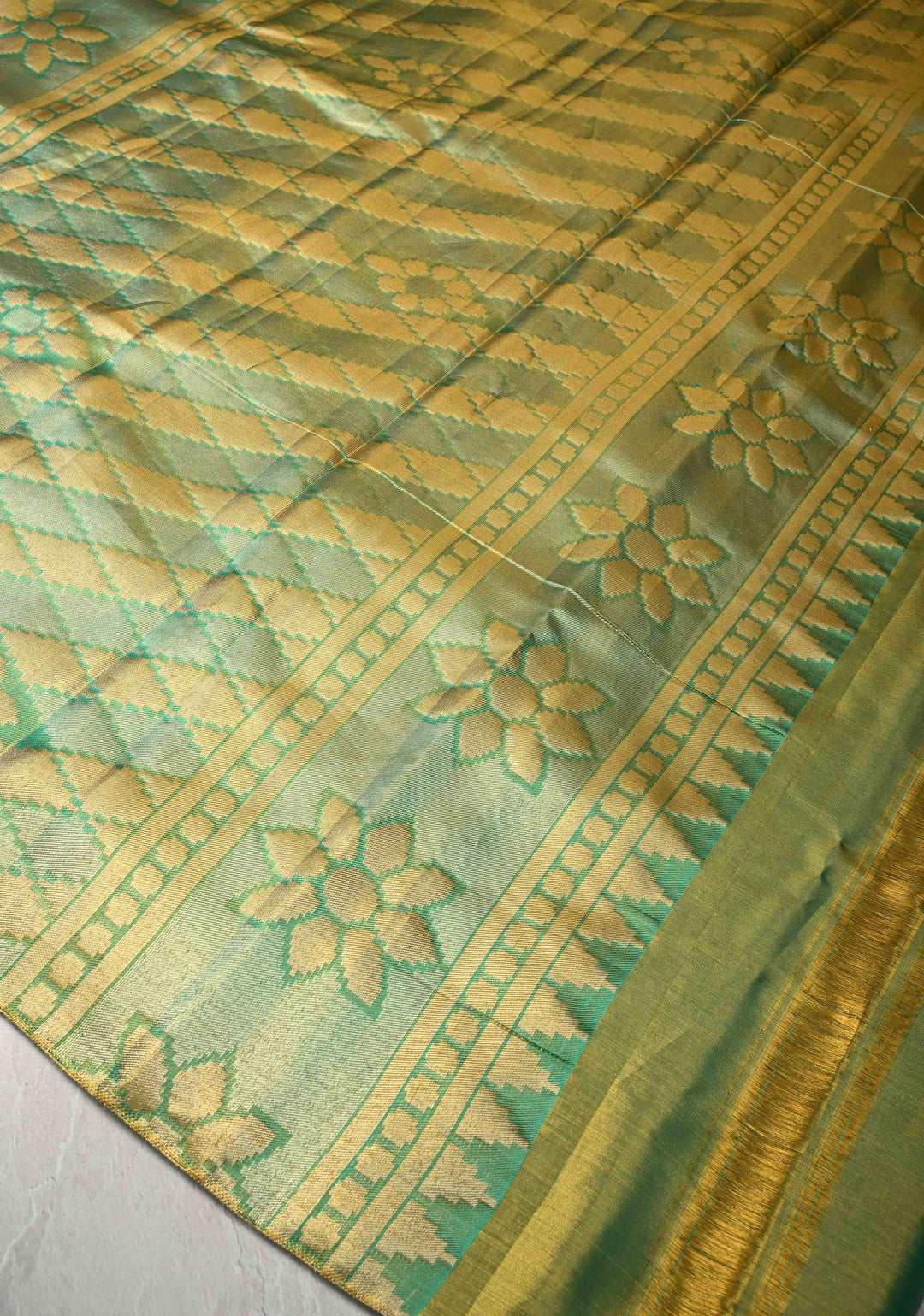 Purple Dual Tone Kanjivaram Pure Silk Saree With Meenakari Buttas and Borderless pattern | SILK MARK CERTIFIED