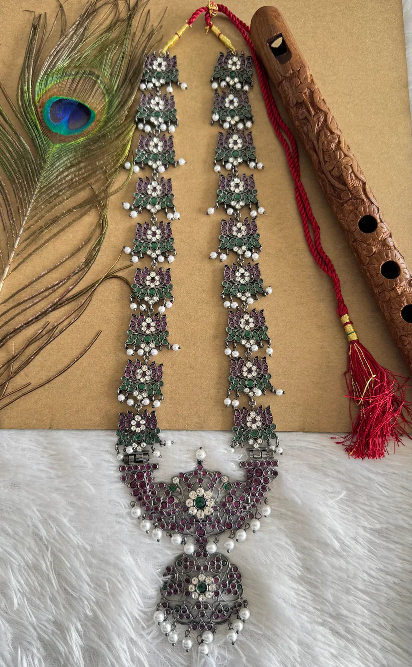 Black finish precious kemp-green pearl Lotus haar | SHOBITAM