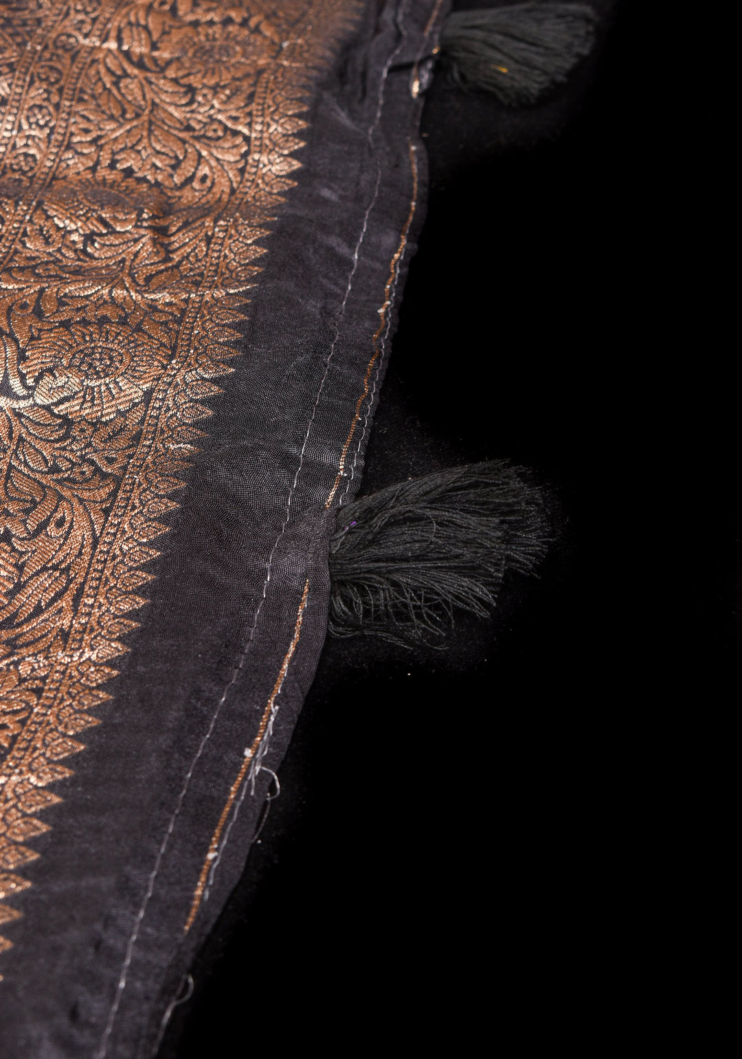 Exquisite Black Viscose Saree: Meenakari Shikagarh Jaal and Floral Zari Border