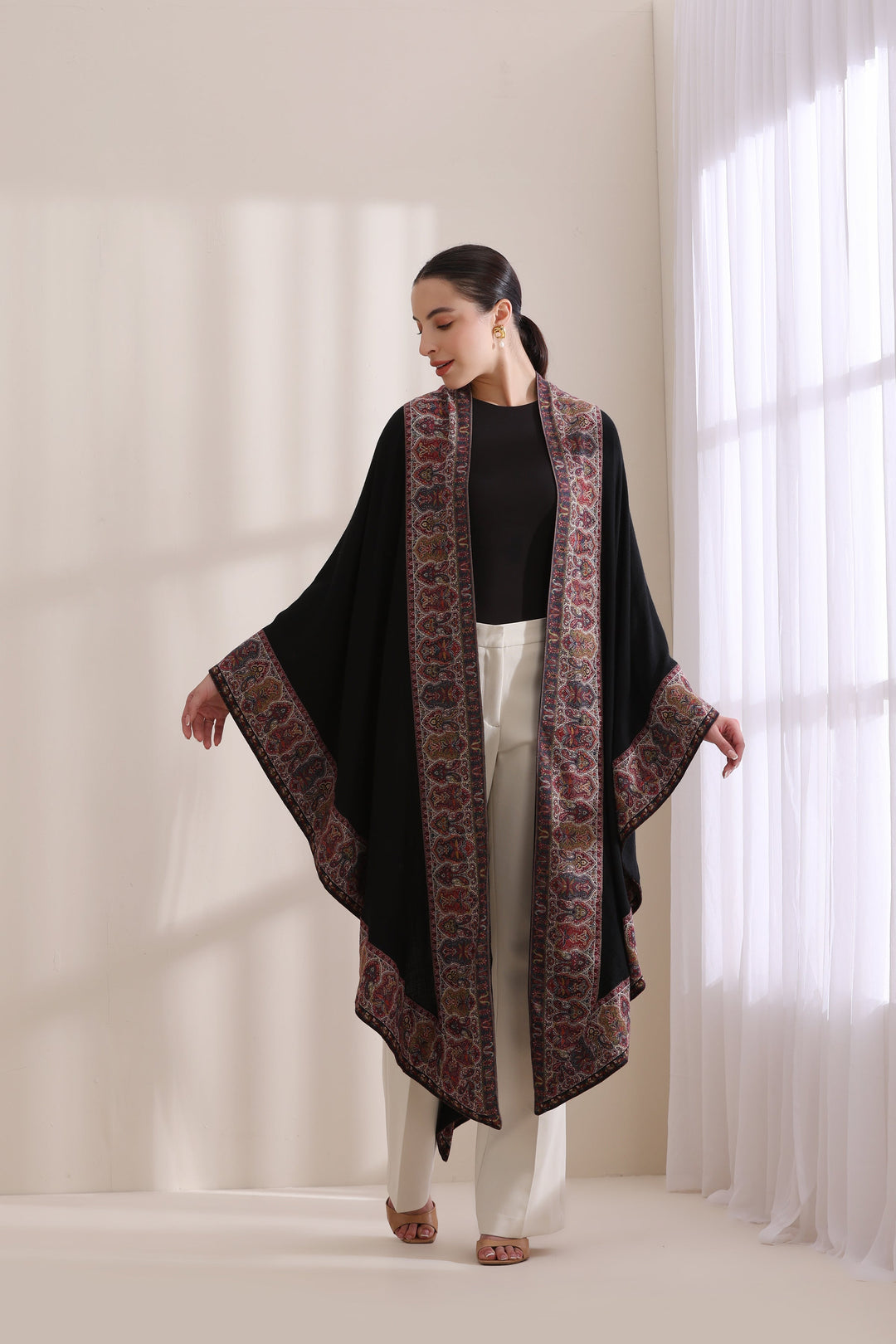 Black Chitra woven cape, Cashmere Fine Wool,