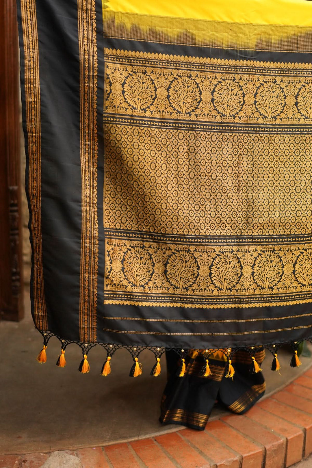 Yellow Exquisite Korvai Gadwal Silk Saree with Black  Borders | SILK MARK CERTIFIED