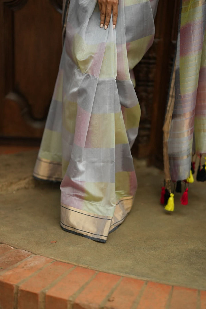 Handwoven  Maheshwari Silk Cotton Saree in Grey with Ombre weave and long handmade tassels