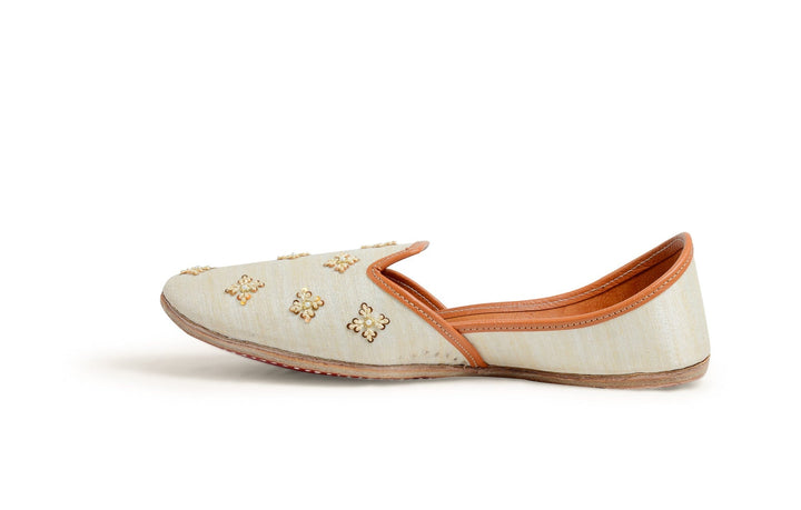 MAHIWAL - Off-White Intricate Hand-Embroidery Jutti