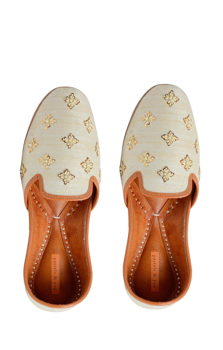 MAHIWAL - Off-White Intricate Hand-Embroidery Jutti