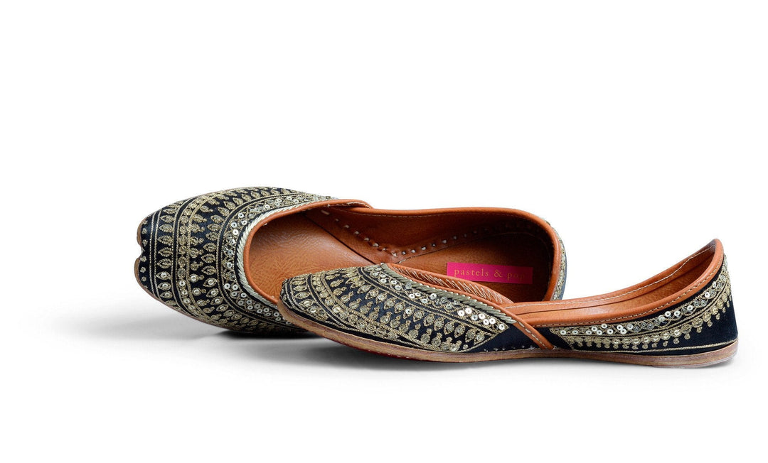 QUEEN Traditional Sequin Work Ethnic Mojaris for Women | SHOBITAM