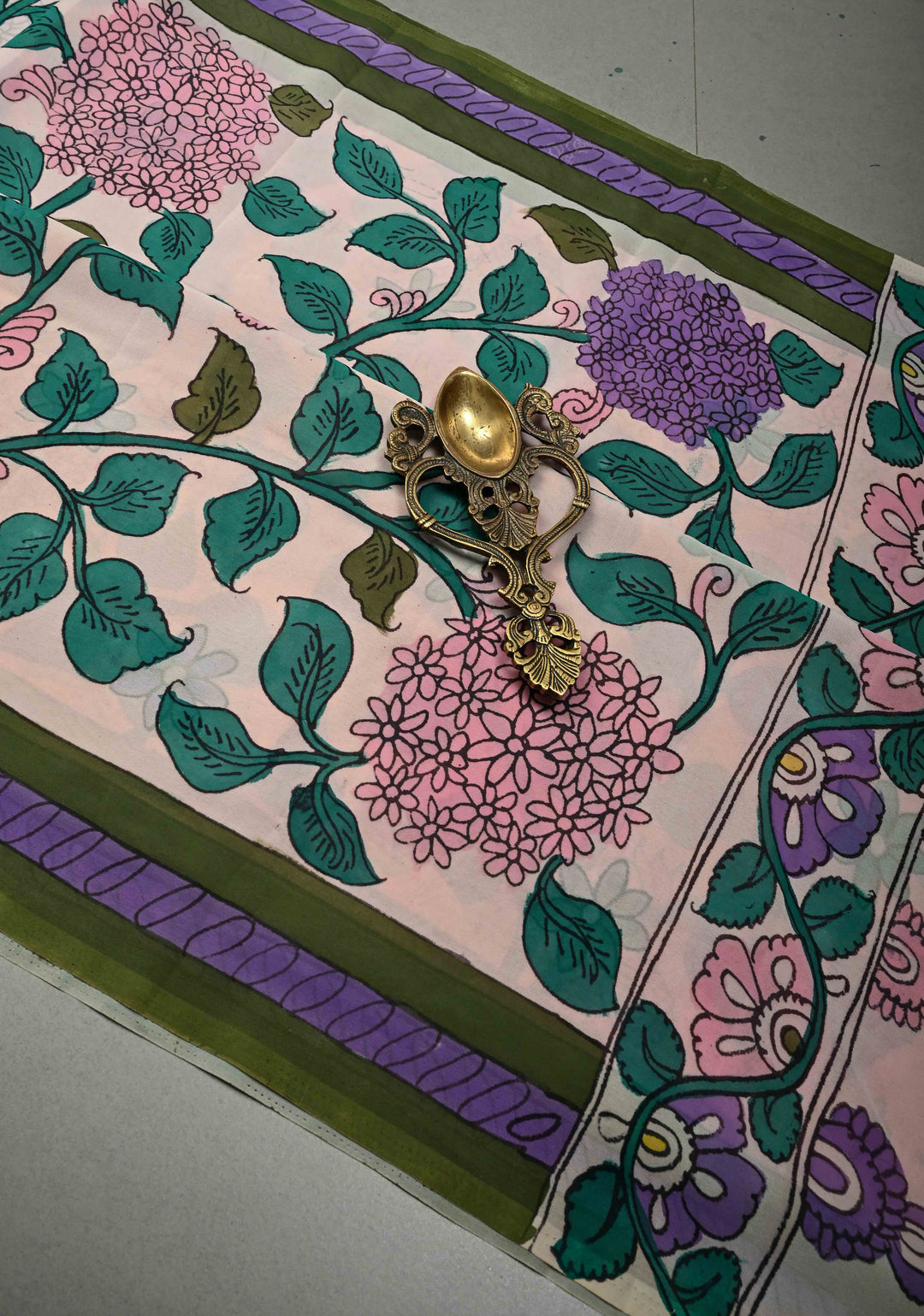 Large Floral Theme : Ivory Authentic Pen Kalamkari Handpainted on Pure Georgette Silk Saree With Contrast Ollive Green Border | SILK MARK CERTIFIED | SHOBITAM