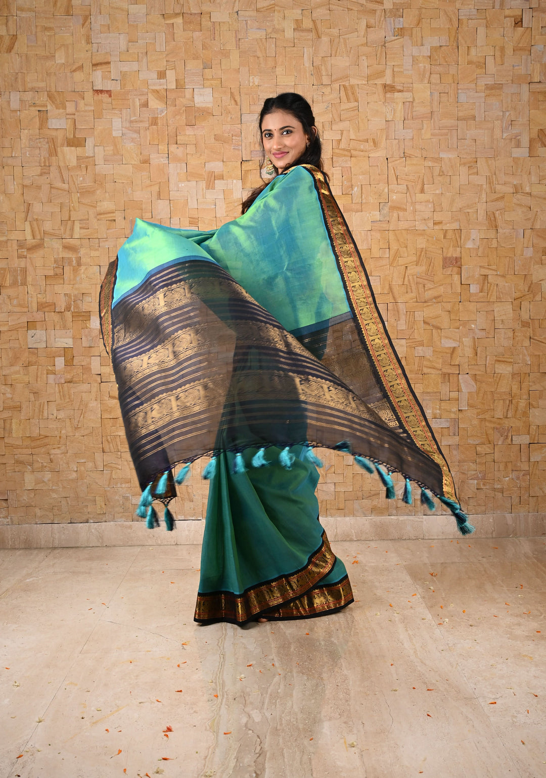 Blue Green Dual Tone Korvai Handloom Weave Kanchi Silk Cotton Saree with Contrast Borders