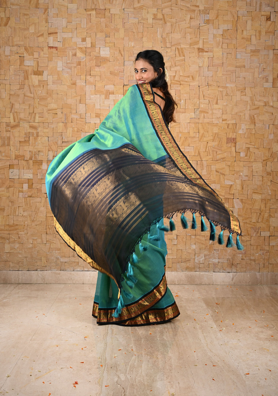 Blue Green Dual Tone Korvai Handloom Weave Kanchi Silk Cotton Saree with Contrast Borders
