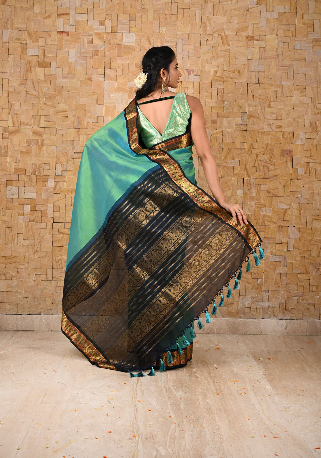Blue Green Dual Tone Korvai Handloom Weave Kanchi Silk Cotton Saree with Contrast Borders