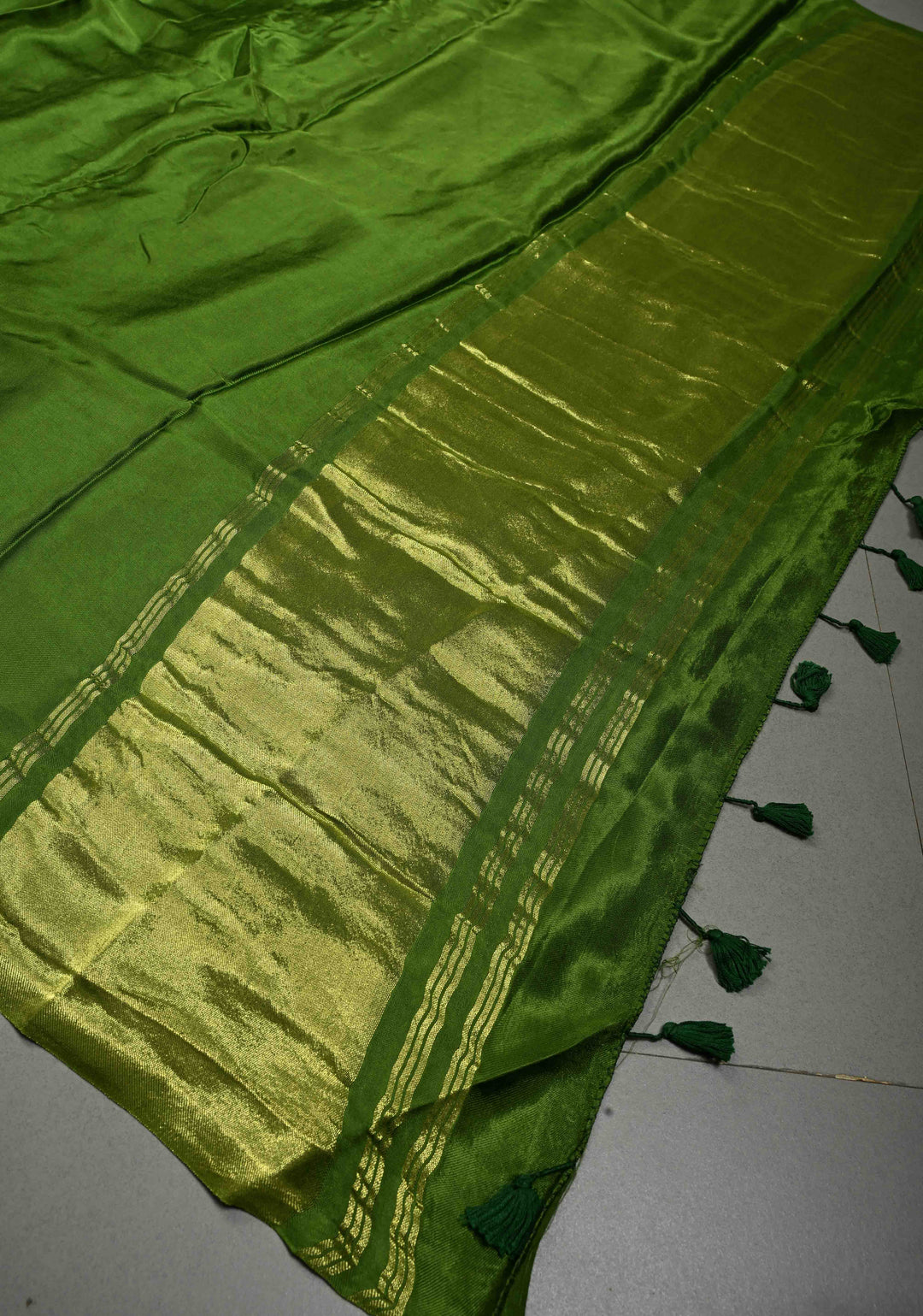 Mehendi Green Borderless Modal Silk Saree with Lagda Patta Crushed Pallu | SHOBITAM