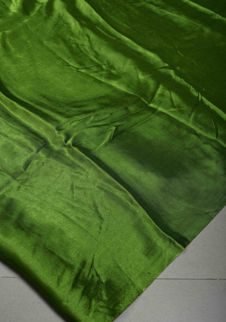 Mehendi Green Borderless Modal Silk Saree with Lagda Patta Crushed Pallu | SHOBITAM