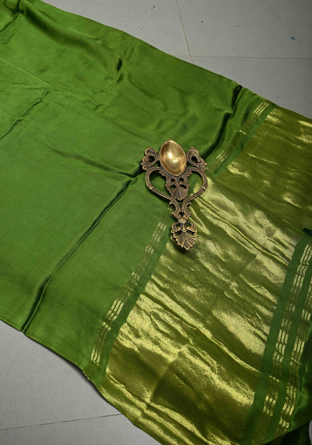 Mehendi Green Borderless Modal Silk Saree with Lagda Patta Crushed Pallu | SHOBITAM