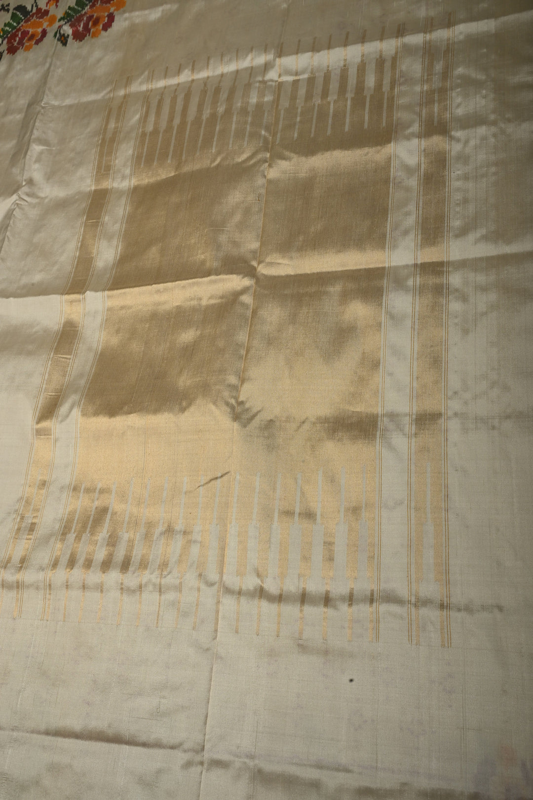 Ivory Pure Silk Pochampally Ikkat Silk Saree with Floral Design Border | SILK MARK CERTIFIED | SHOBITAM