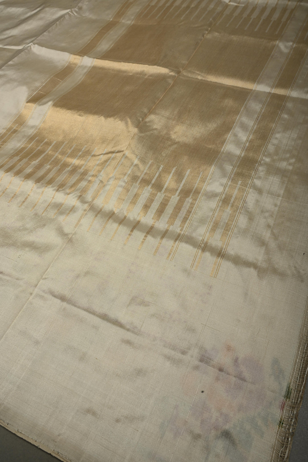 Ivory Pure Silk Pochampally Ikkat Silk Saree with Floral Design Border | SILK MARK CERTIFIED | SHOBITAM