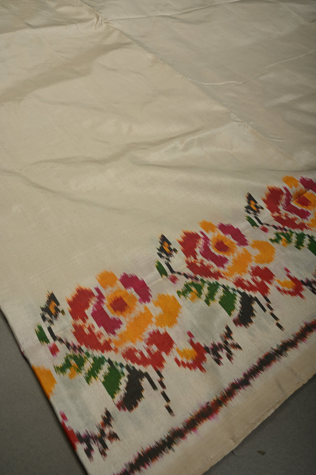 Ivory Pure Silk Pochampally Ikkat Silk Saree with Floral Design Border | SILK MARK CERTIFIED | SHOBITAM